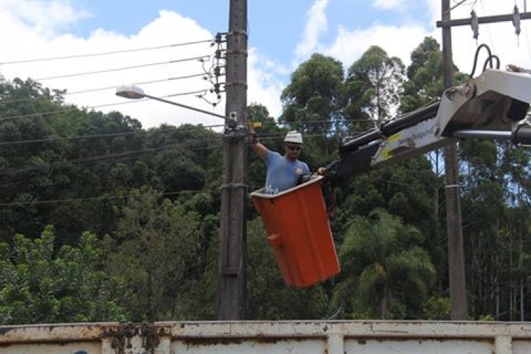 Prefeitura faz reparos na iluminação pública e realiza a troca de lâmpadas queimadas